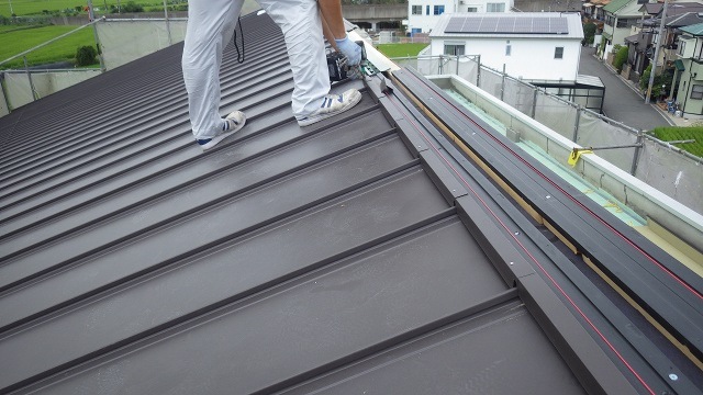 屋根カバー工事（ガルバリュウムタテヒラ）