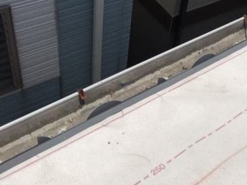 屋根葺き替え工事　色瓦⇒平板瓦