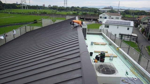 屋根カバー工事（ガルバリュウムタテヒラ）