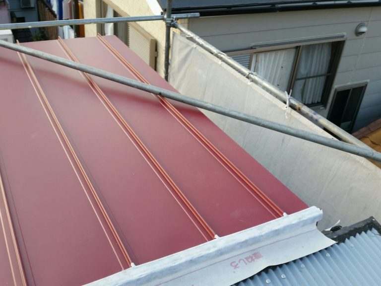 屋根カバー工事（ガルバリュウムタテヒラ）